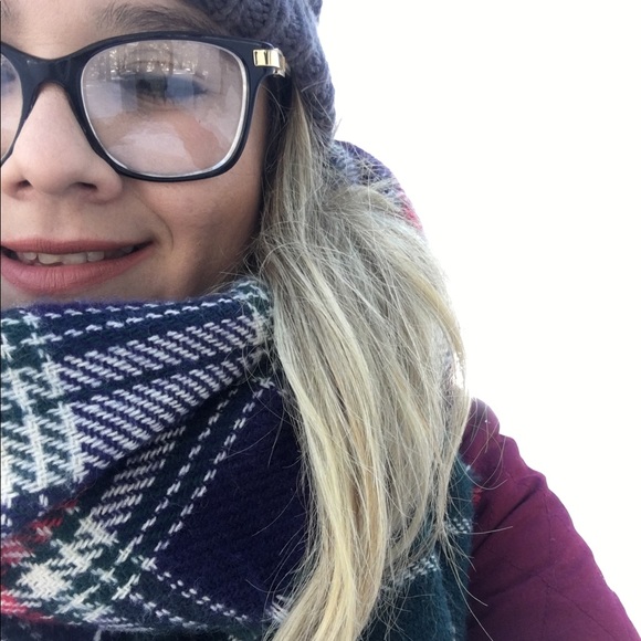 Profile Picture of Jessica Samaniego (@jessicasaman210) on Poshmark