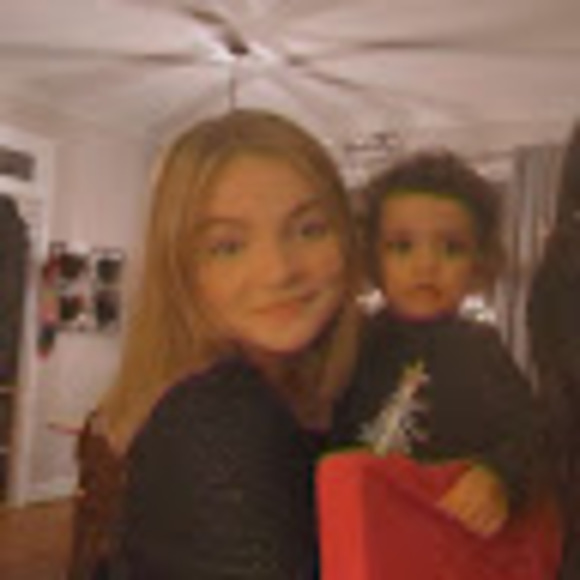 Profile Picture of Lillian Petersen (@1968659472) on Poshmark