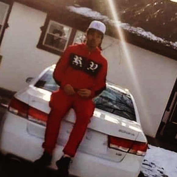 Profile Picture of Andrew Daniels (@andrewdanie1653) on Poshmark