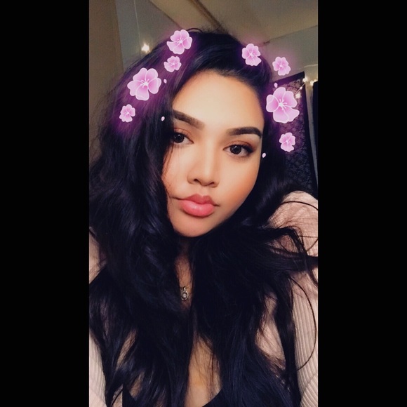 Profile Photo of Minamina Tran (@hollaatmina) on Poshmark