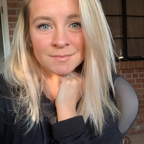 Profile Picture of Alexa Burns (@alexamarie0923) on Poshmark