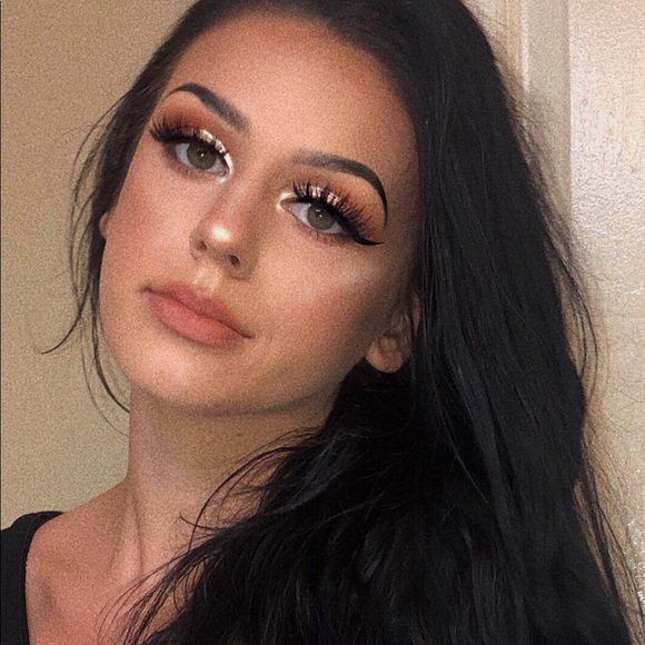 Profile Picture of Valentina Stuetz (@valentinamariaa) on Poshmark