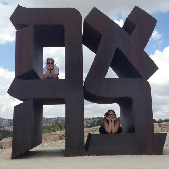Profile Picture of Carly Meyerowitz (@cmey92) on Poshmark