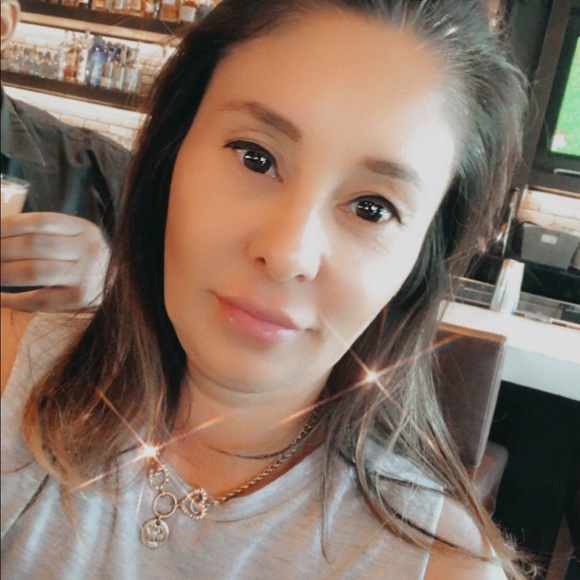 Profile Picture of Nelda Quintana (@iquinnel) on Poshmark