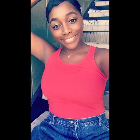 Profile Picture of Jasmine Shepard (@jsavannah__) on Poshmark