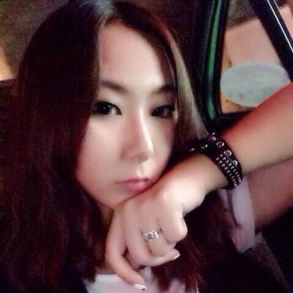 Profile Picture of Iris Fox (@runyucai) on Poshmark