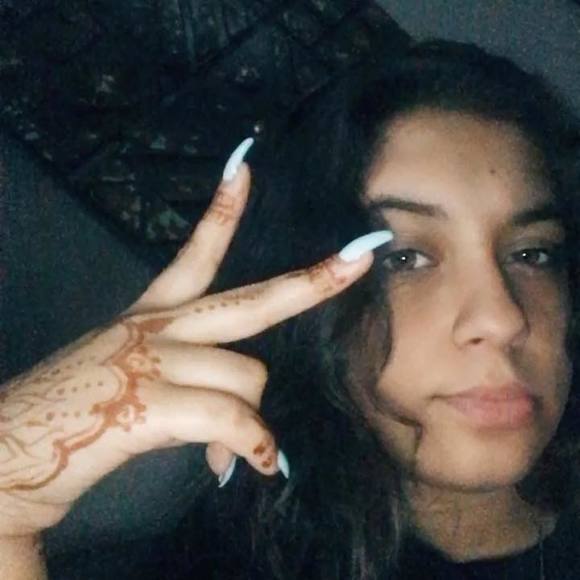 Profile Picture of Juliana Perez (@julianaperez819) on Poshmark