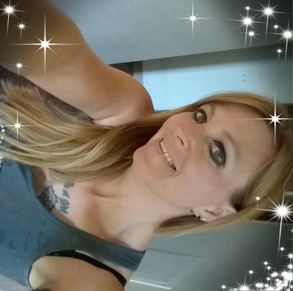 Profile Picture of Debra Lowe (@littledeb2do) on Poshmark