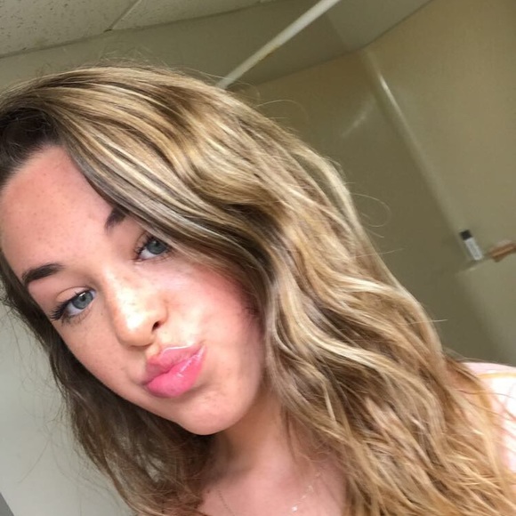 Profile Picture of Katie Frazier (@katie_frazier1) on Poshmark