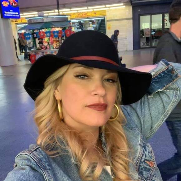 Profile Picture of Erin Matthews (@garyerin) on Poshmark