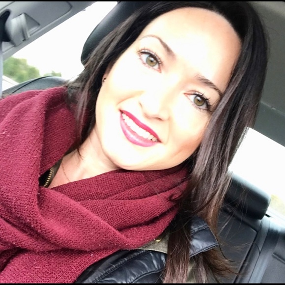 Profile Picture of Natalia Ujueta (@ujuen894) on Poshmark