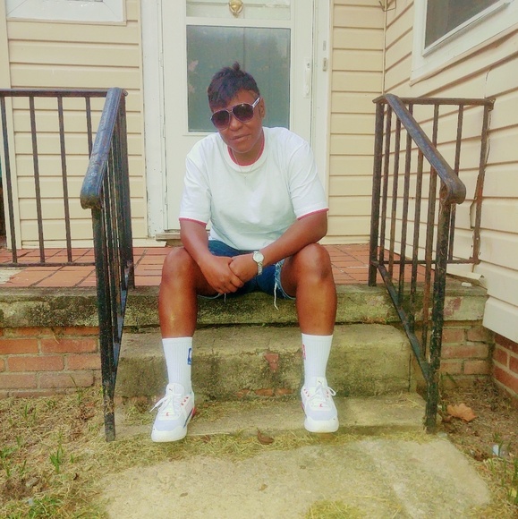 Profile Picture of Simone Bickley (@simonebickley) on Poshmark