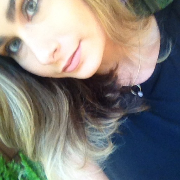 Profile Picture of Debra Minieri (@dzdezines) on Poshmark