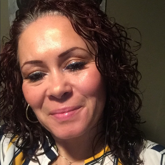 Profile Picture of Maggie Pough (@maggiepough) on Poshmark