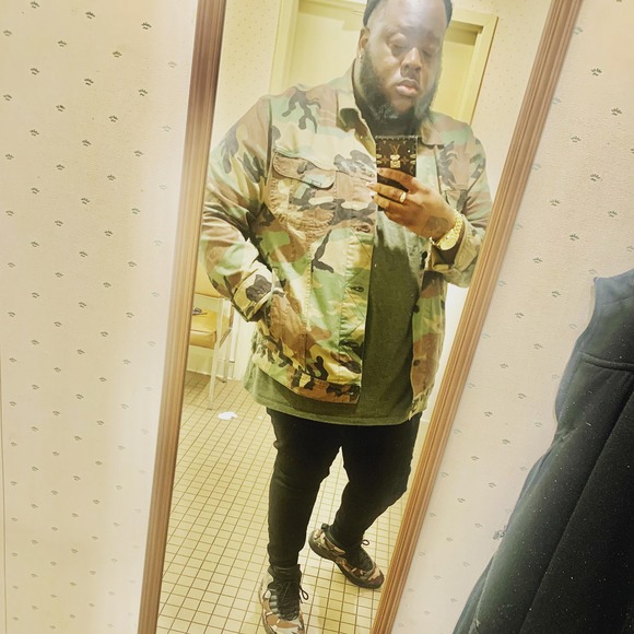 Profile Picture of Aaron Tolver (@tolveraaron) on Poshmark