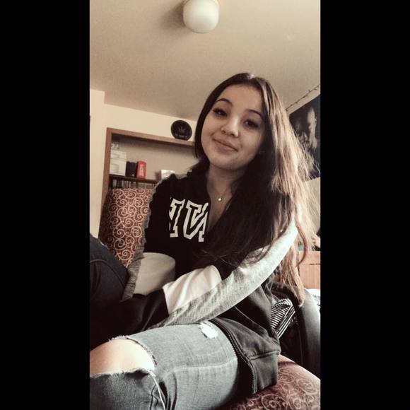 Profile Picture of Summer Pocan (@pocangirl123) on Poshmark