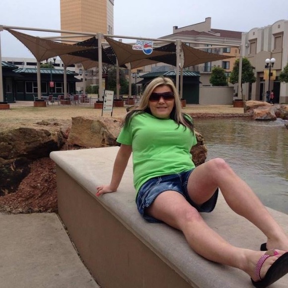 Profile Picture of Amanda Patlan (@amanda714347) on Poshmark