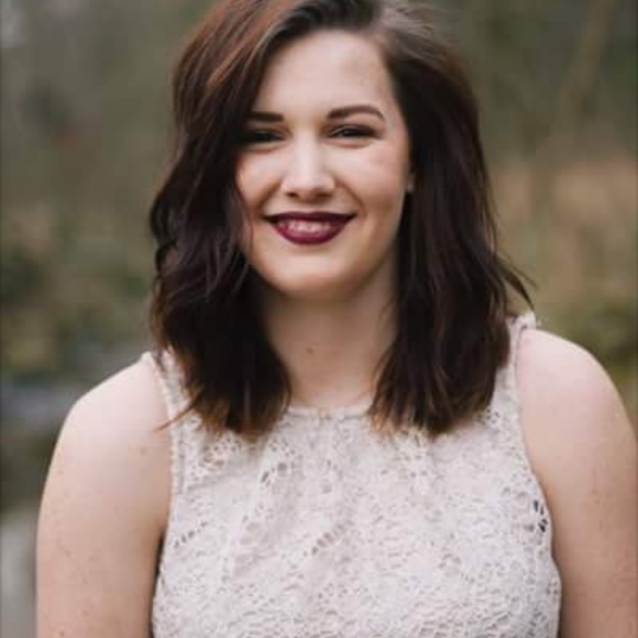 Profile Picture of Annelise Dobrich (@rollingfloydx) on Poshmark