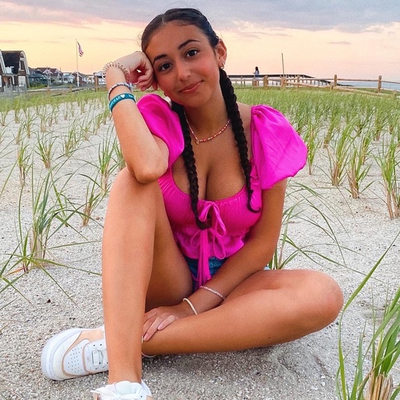 Profile Picture of Laura Calcagno (@lauracalcagno) on Poshmark
