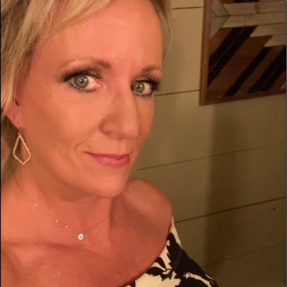 Shelli Katzenberger - Poshmark Profile Picture of Shelli Katzenberger (@dawson_k) on Poshmark