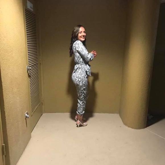 Profile Picture of Anna Monosmith (@annamonosmith) on Poshmark