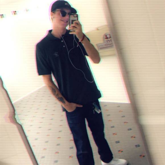 Aaron Toledo - Poshmark Profile Picture of Aaron Toledo (@49erenlo77) on Poshmark