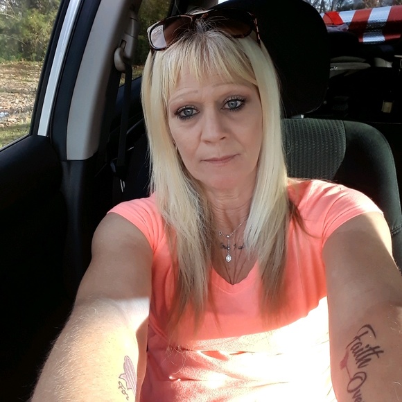 Profile Picture of Shelly Ogle (@ogleshell) on Poshmark