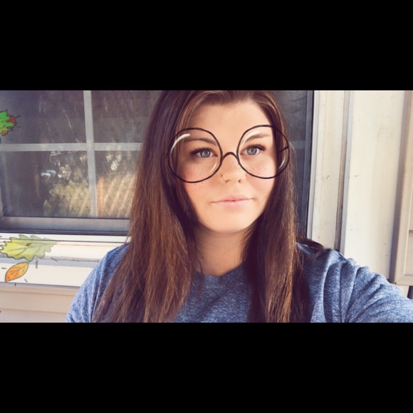 Profile Picture of Alexus Thombs (@alliekae00) on Poshmark