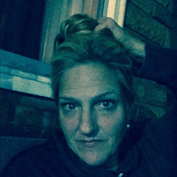 Profile Picture of Pam Oleszkowicz (@poleszko) on Poshmark