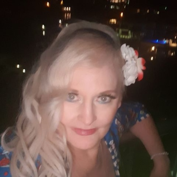 Profile Picture of Elle Storey (@lstorey000) on Poshmark