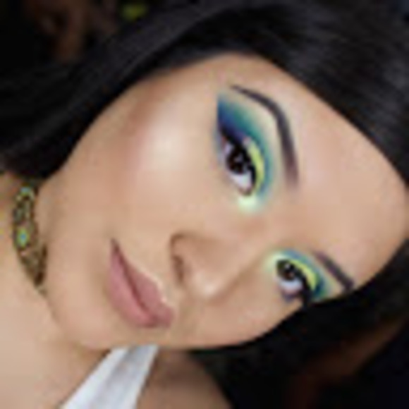 Profile Picture of Adrianna Ledesma (@adriannalede424) on Poshmark