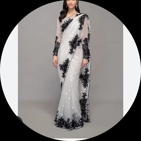 Profile Picture of Zeenia Khan (@sidrailyas) on Poshmark