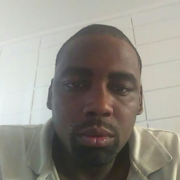Profile Picture of Howard Sims (@howardsims09) on Poshmark