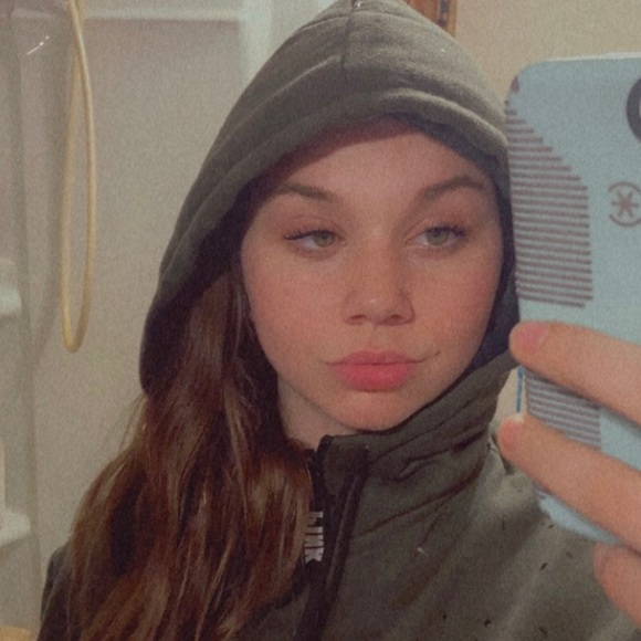 Profile Picture of Savannah Corvin (@savannahcorvin) on Poshmark