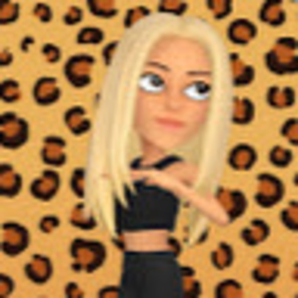 Profile Picture of Caroline Bartlett (@carolinebart900) on Poshmark