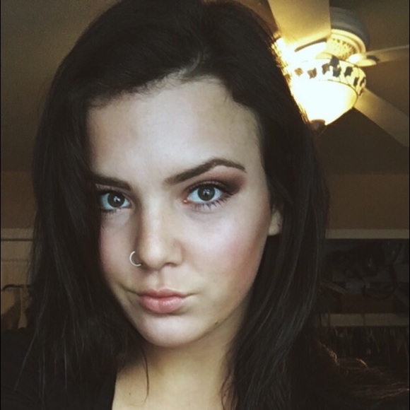 Profile Picture of Shelby Degolyer (@shelbydegolyer) on Poshmark