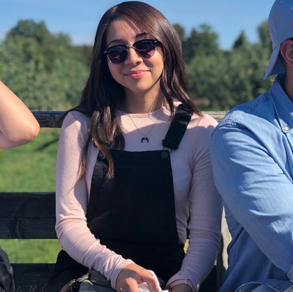 Profile Picture of Daisy Urgiles (@daisyurgiles) on Poshmark