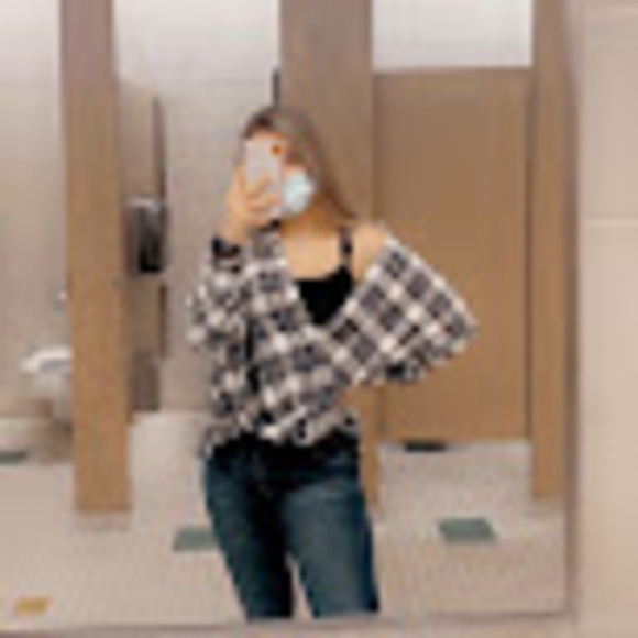 Profile Picture of Sarah Straw (@sarahstraw638) on Poshmark