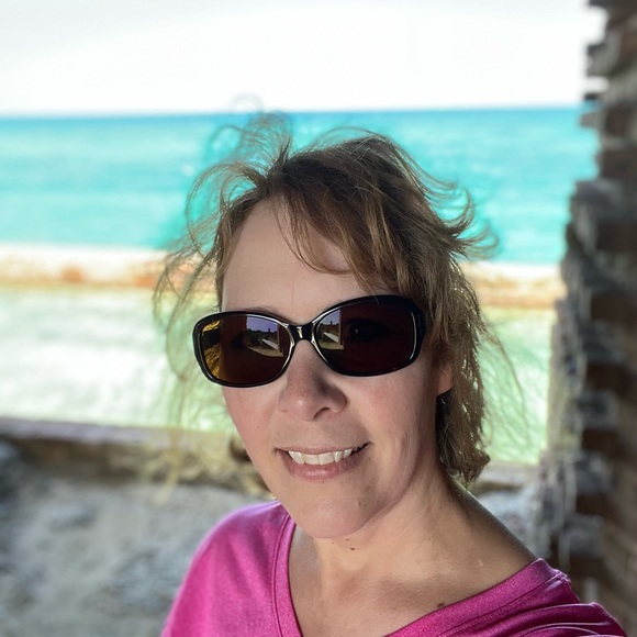 Profile Picture of Julie Tschirgi (@julietdoodle) on Poshmark