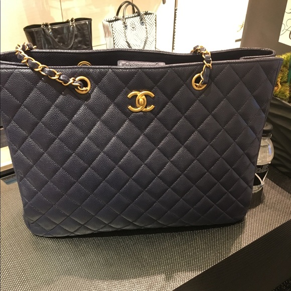 Profile Picture of Andrea Bobb (@dreaposhprelove) on Poshmark