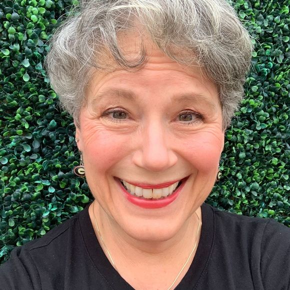 Profile Picture of Debbie Alexander (@iohteacher) on Poshmark