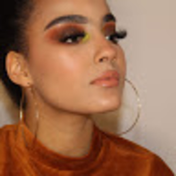 Profile Picture of Coraliabulous (coco) (@coraliabulous) on Poshmark