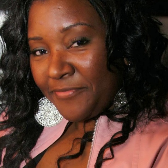 Profile Picture of Carla Crowder (@carlacrowder) on Poshmark