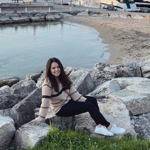 Profile Picture of Jessica Bouchette (@j_bouchette) on Poshmark