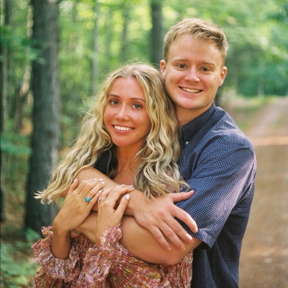 Profile Picture of Lindsey Bakes (@lindseybakes13) on Poshmark