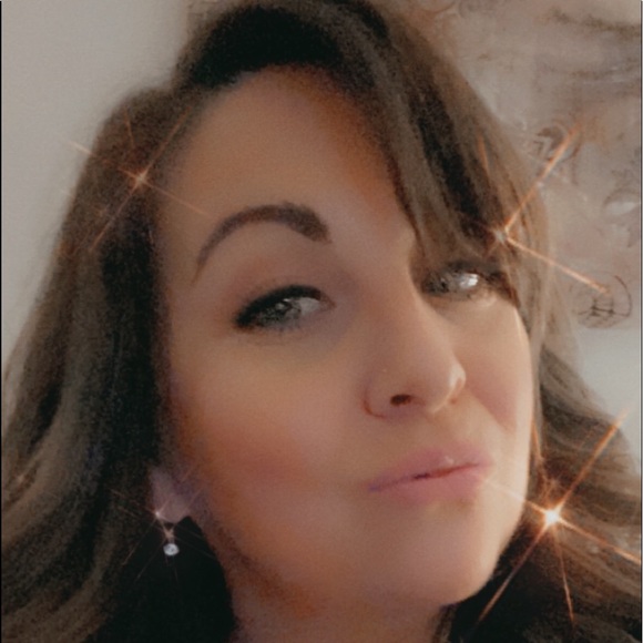 Profile Picture of Alison Pinnella (@obviously_allie) on Poshmark