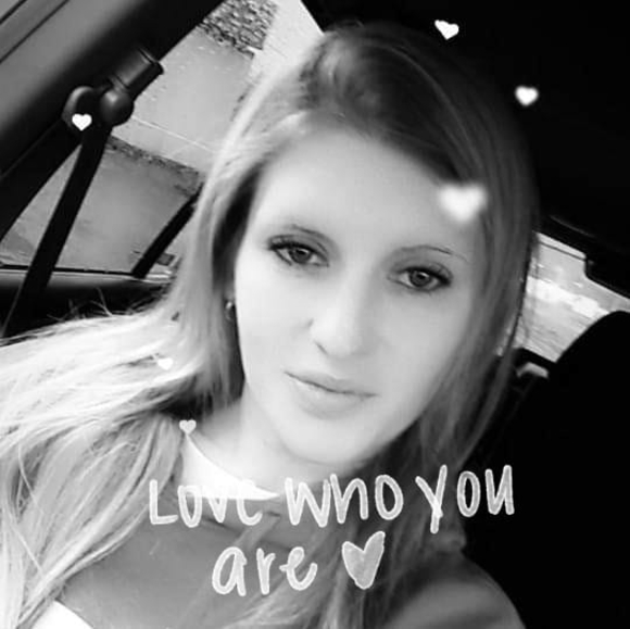 Profile Picture of Amanda Jannenga (@amandalulu28) on Poshmark