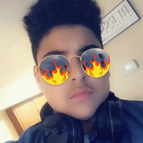 Profile Picture of Luis Nieves (@luis_trys) on Poshmark