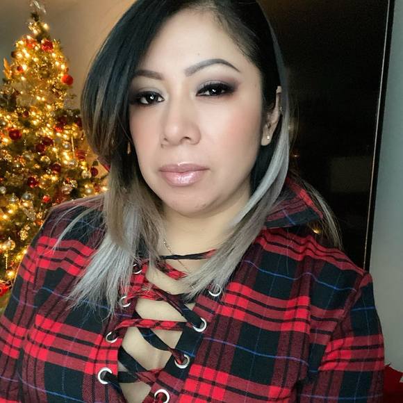 Profile Picture of Vickie Cardona (@silvermoon15) on Poshmark