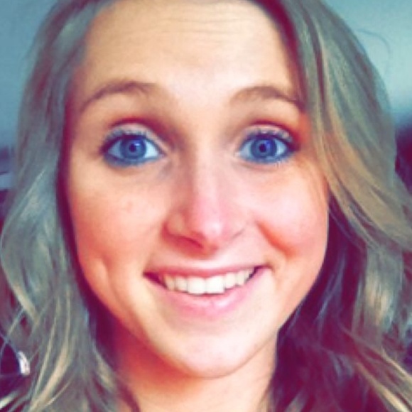 Profile Picture of Mandy Sikma (@mansik02) on Poshmark